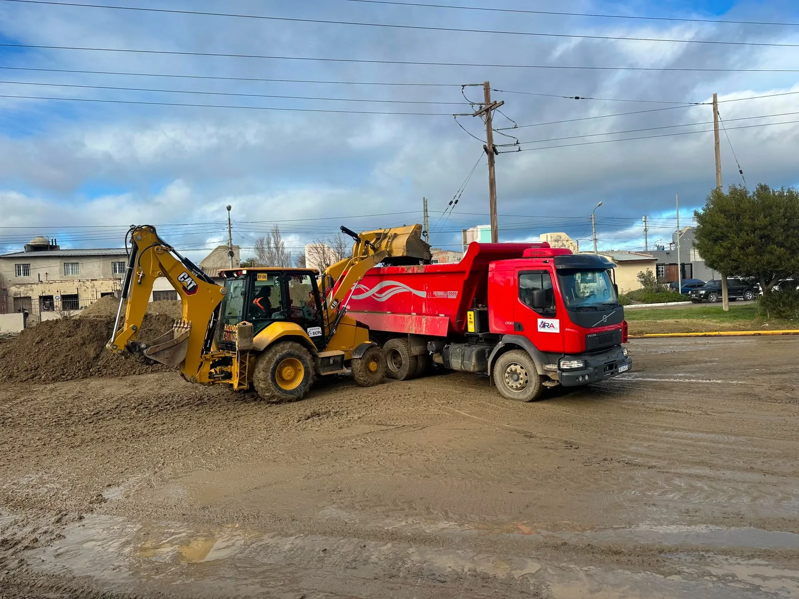 Camion y maquinaria vial RA Obras y Servicios