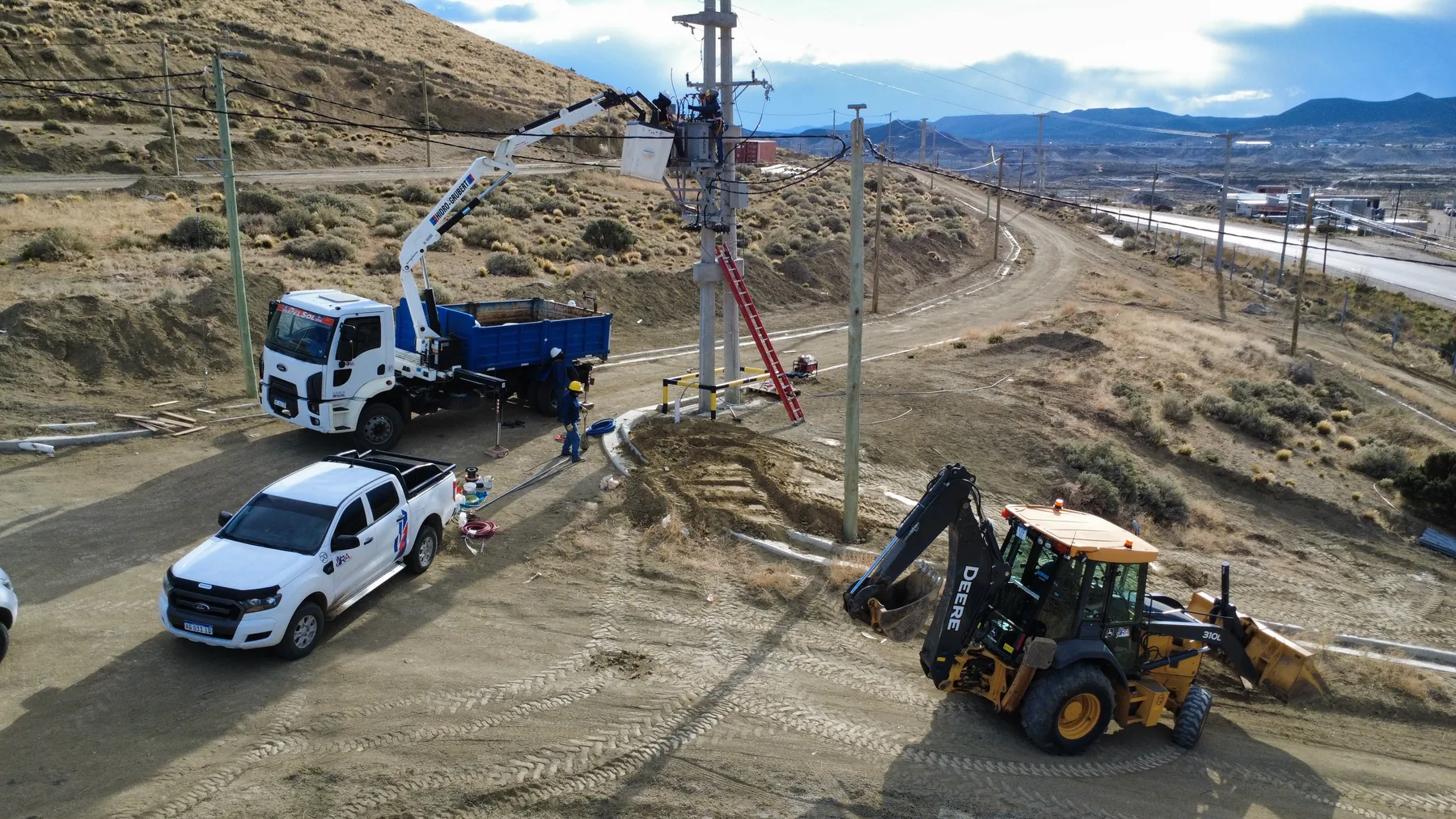 Equipo trabajando en infraestructura electrica